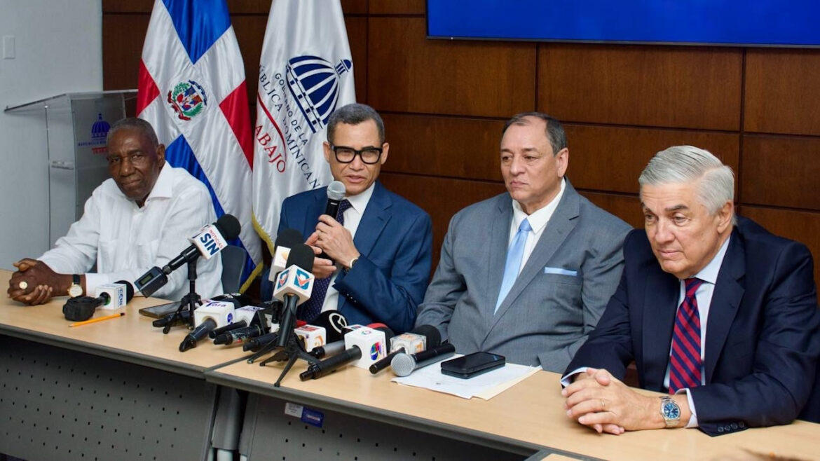 Anuncian aumento salarial para sector turístico