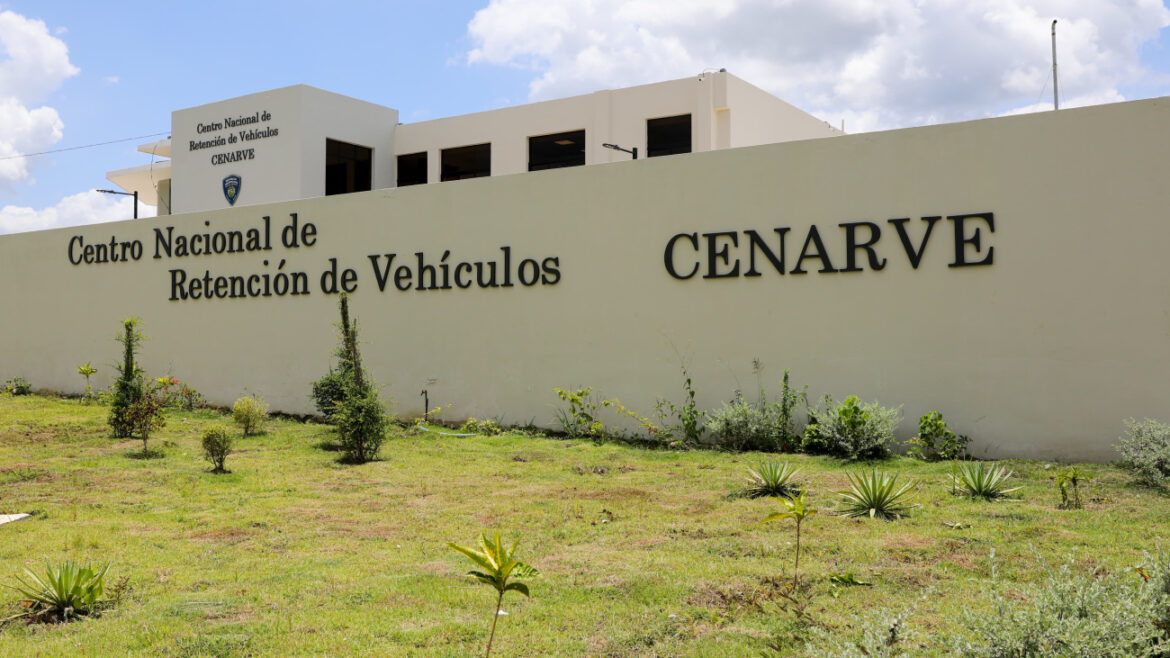 Gobierno inaugura centro de retención de vehículos y polideportivo en SD