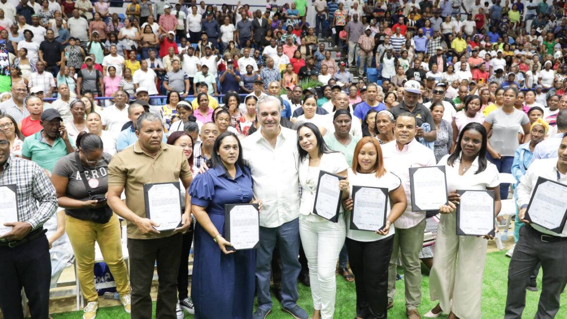 Gobierno entrega 1,600 títulos de propiedad en La Romana