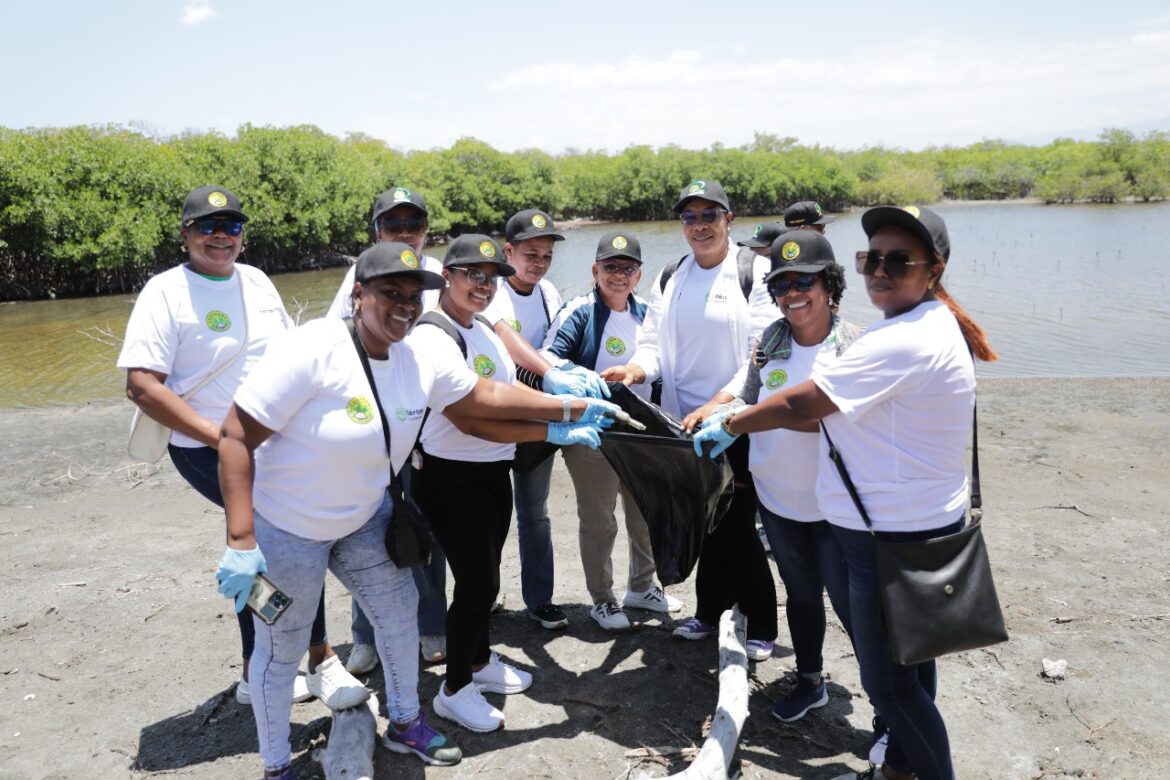 Colaboradores de Coopnama realizan jornada de limpieza en Salinas