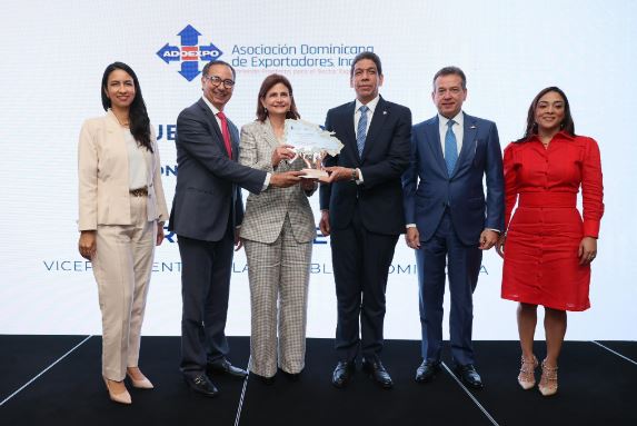 Raquel Peña destaca impulso exportador desde Santiago