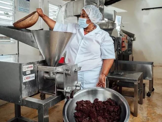 Teñidas de cacao: 12 mujeres impulsan el cambio en su comunidad
