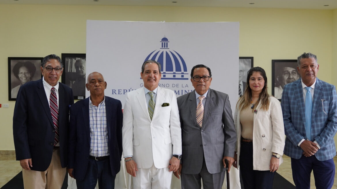 Escritor José Enrique García, Premio Pedro Henríquez Ureña 2025