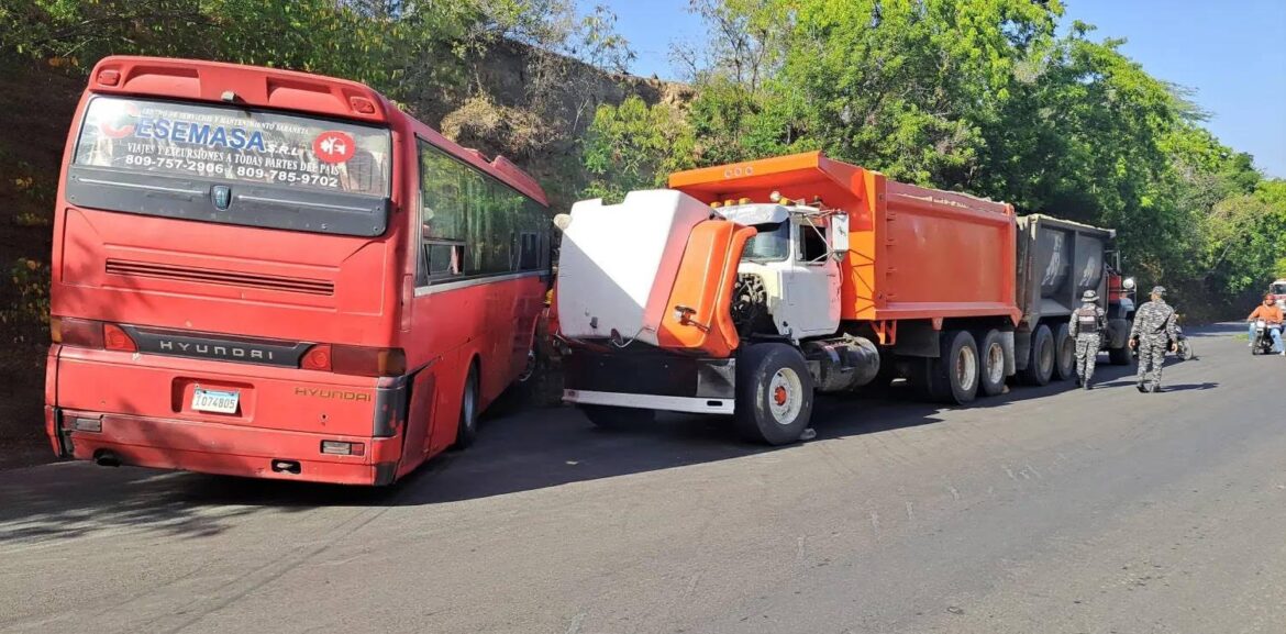 Tremendo susto vivieron pasajeros accidentados en Santiago Rodríguez