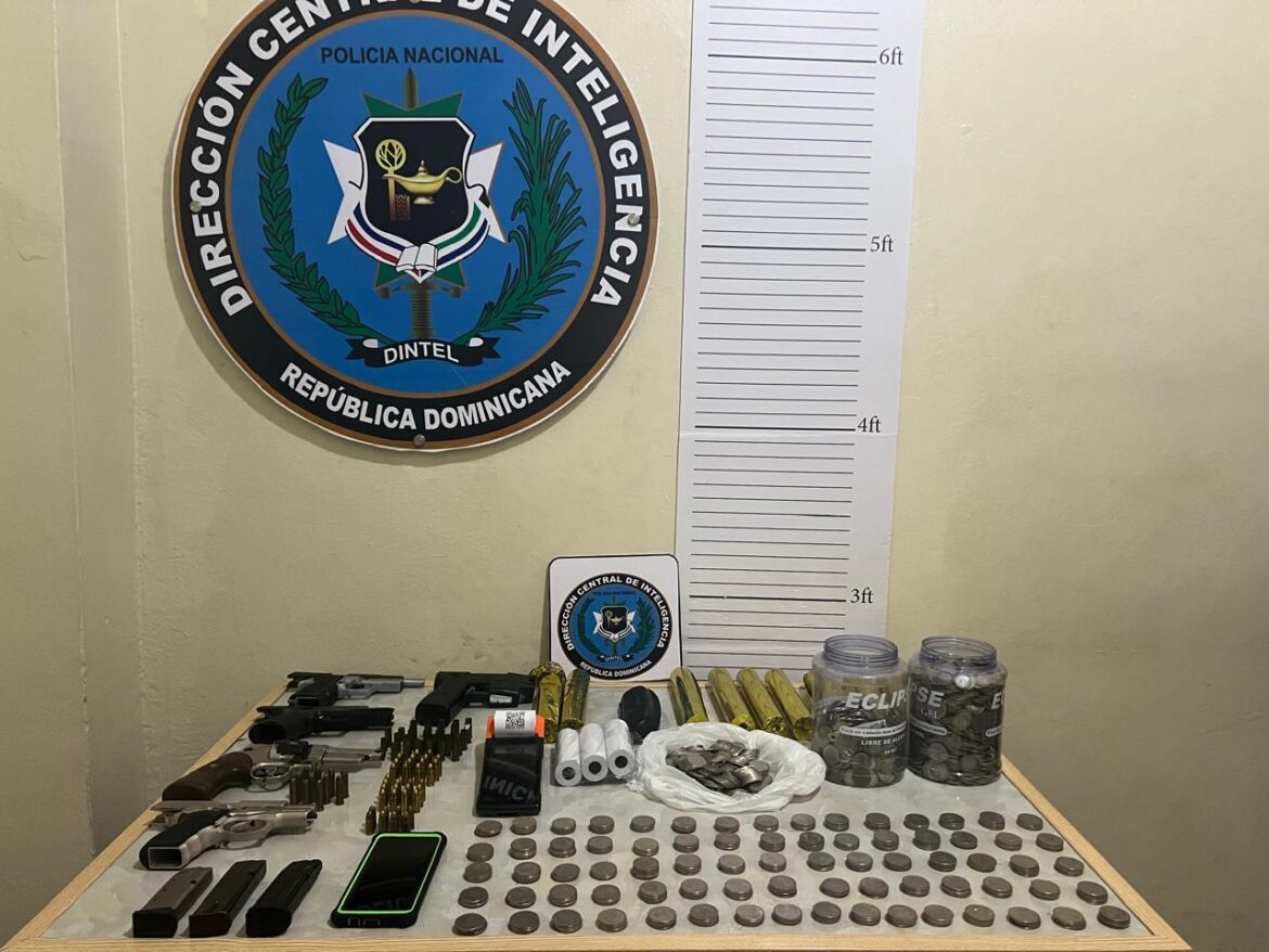 Dintel apresa tres personas y ocupan armas de fuego, dinero y otros objetos