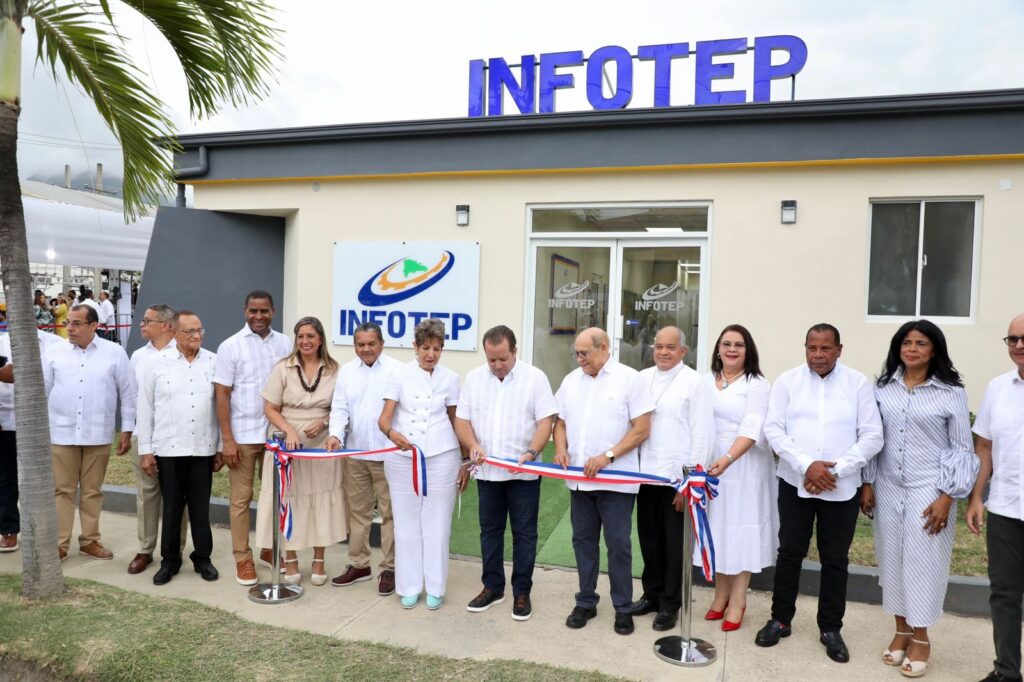 El presidente Abinader inauguró en Puerto Plata un puente sobre el río Bajabonico, un centro del INFOTEP y varias obras de gran impacto social.