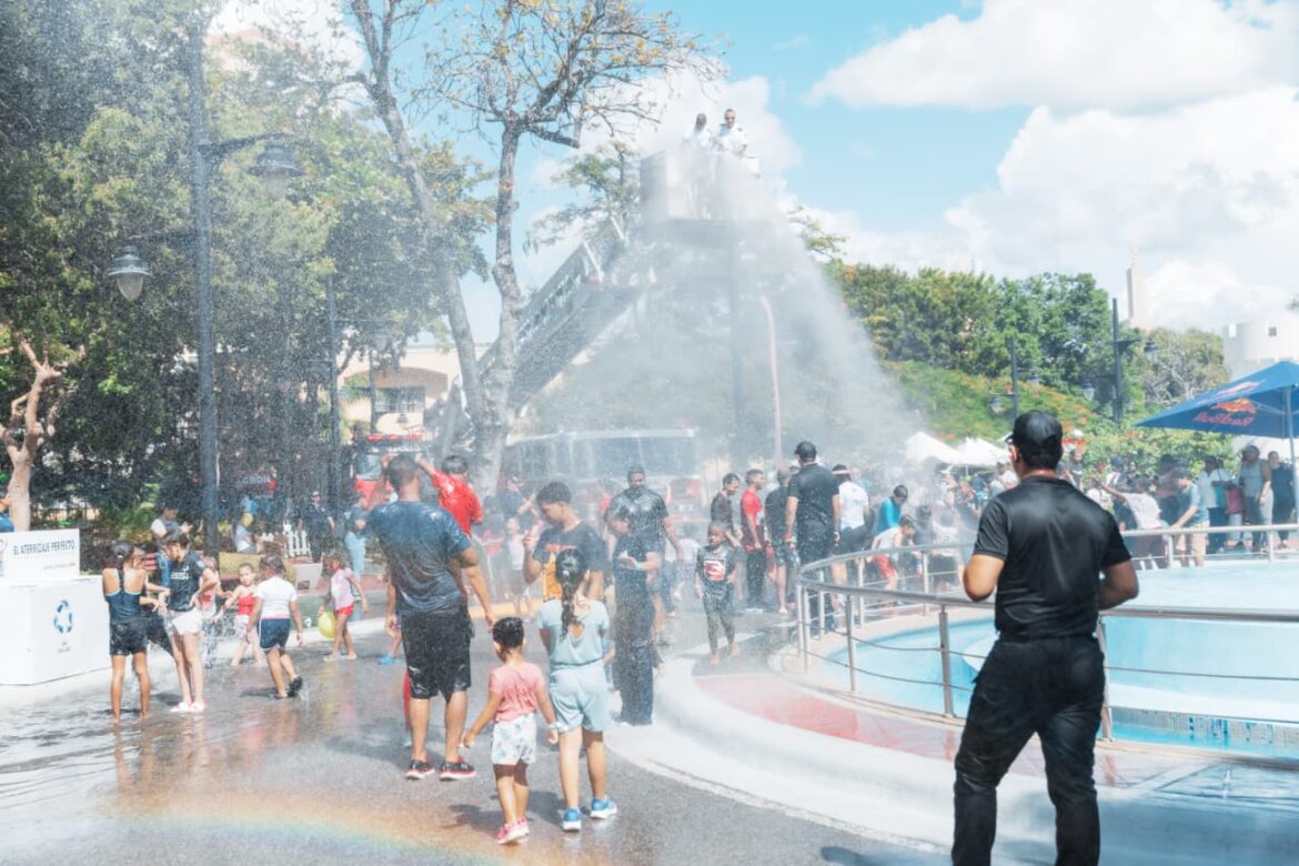 Bomberos del DN llevan alegría al parque Iberoamérica