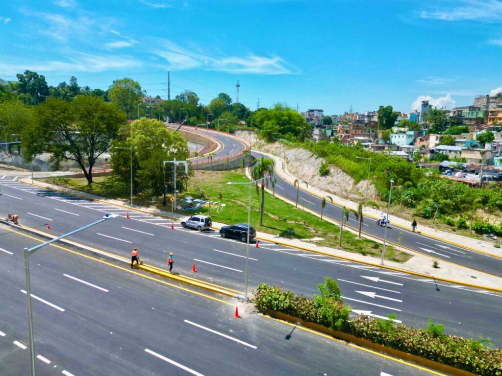 Abinader deja en servicio paso a desnivel clave para descongestionar la capital