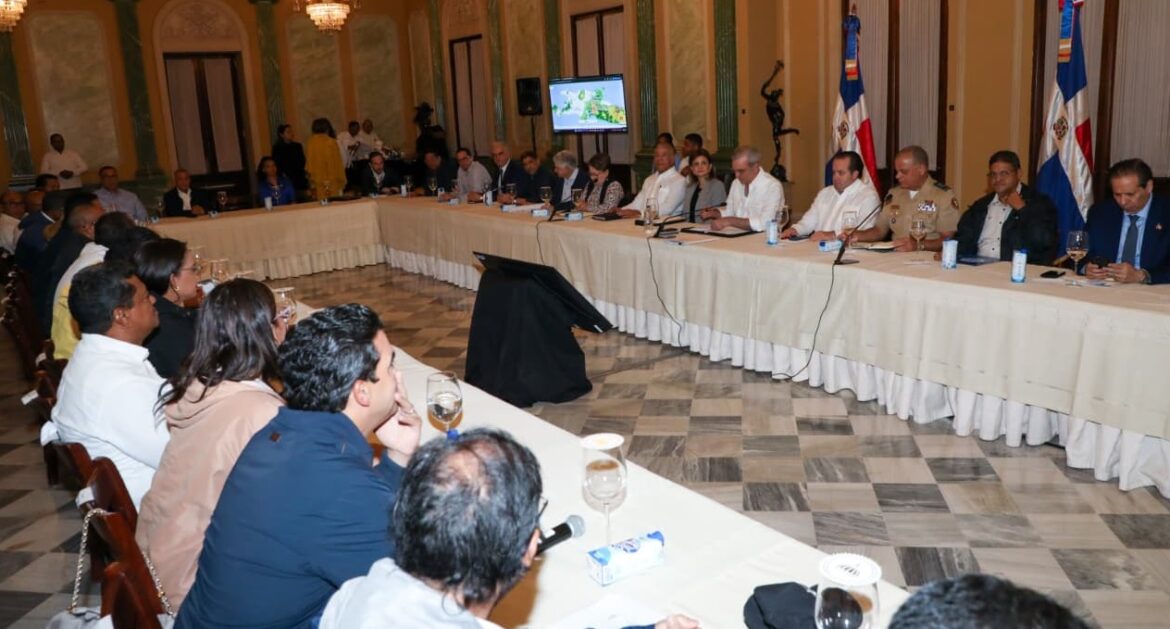 Gobierno suspende labores en nueve provincias por efectos de Melissa