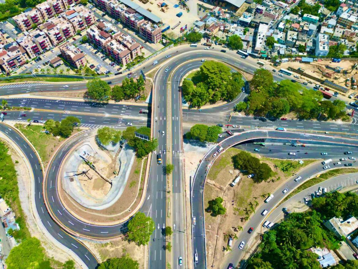 Abinader deja en servicio paso a desnivel clave para descongestionar la capital