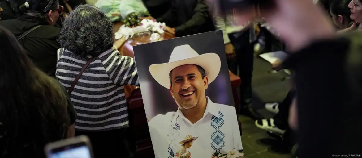 Protestan en México por asesinato del alcalde de Uruapan
