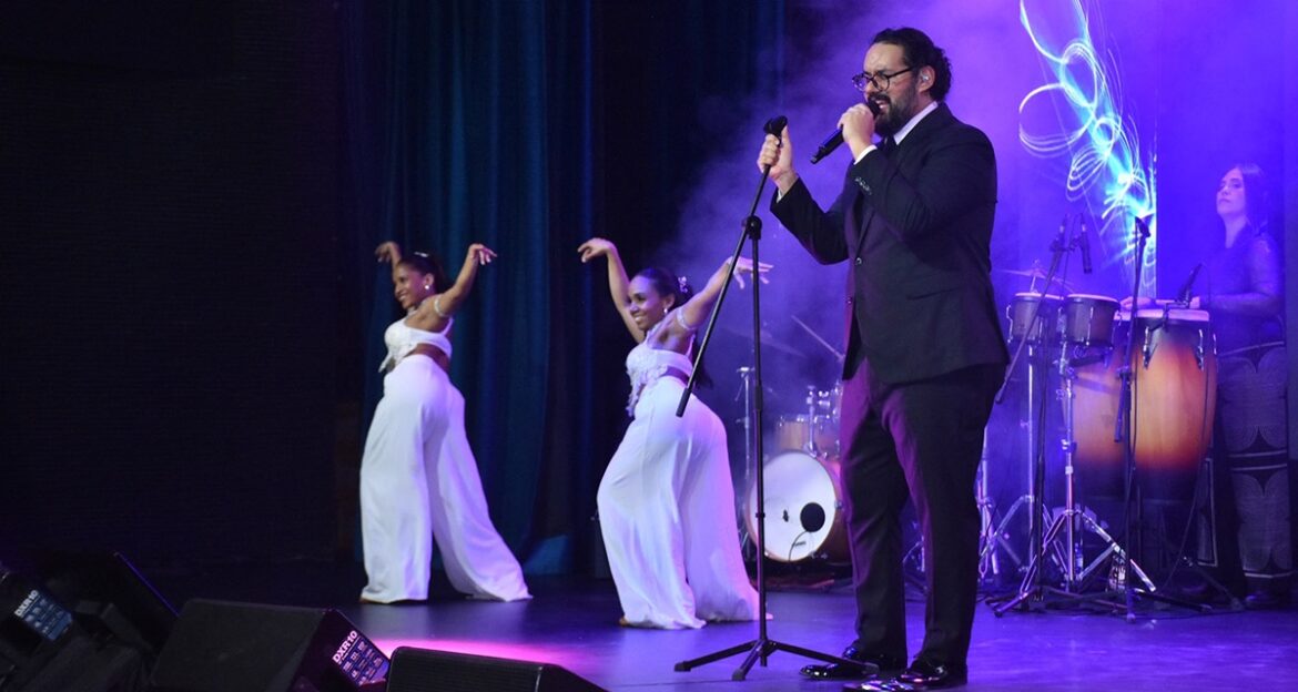 Manerra llena de romance y ritmos tropicales a Escenario 360