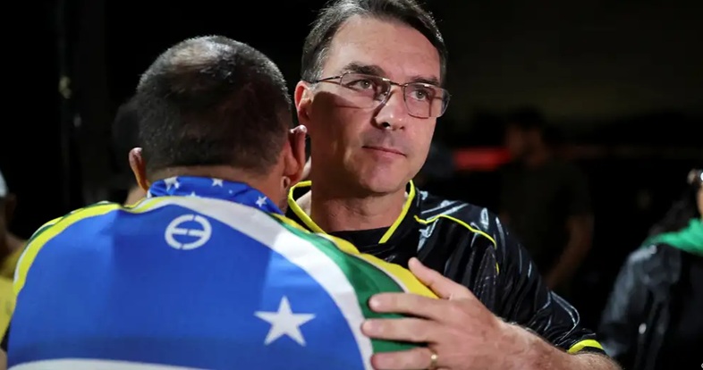 Hijo de Bolsonaro entra a la contienda presidencial en Brasil - Por la ...