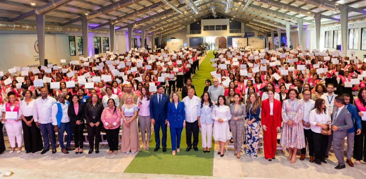 Mujeres fortalecen negocios locales con apoyo de AES