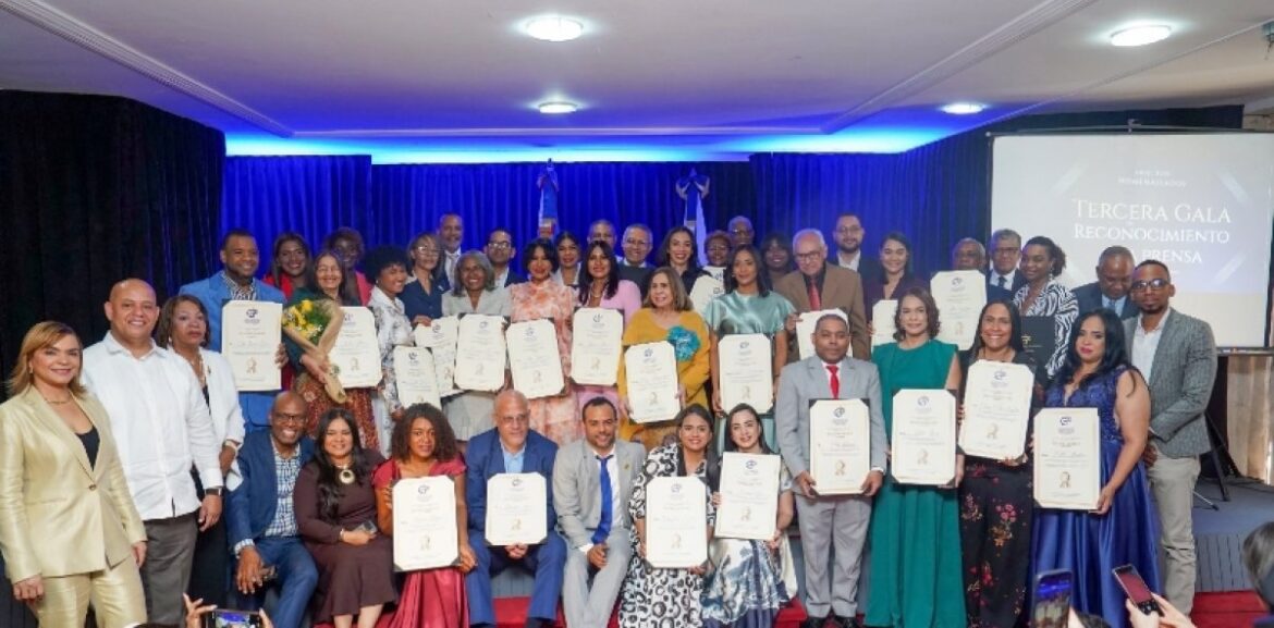 CDP reconoce a 39 profesionales de la comunicación