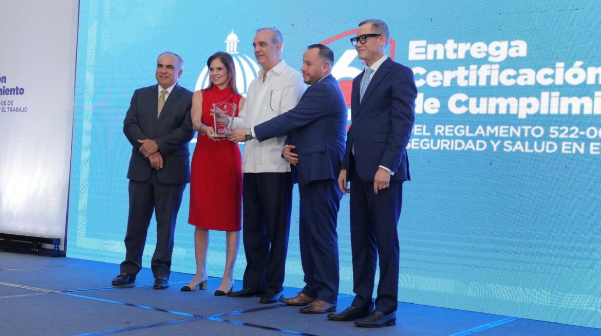 Representantes de AES Dominicana reciben reconocimiento por excelencia en seguridad y salud laboral.