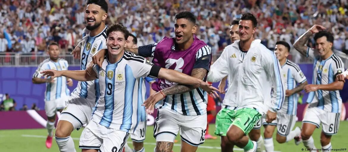 Argentina sufre, gana y avanza en el Mundial