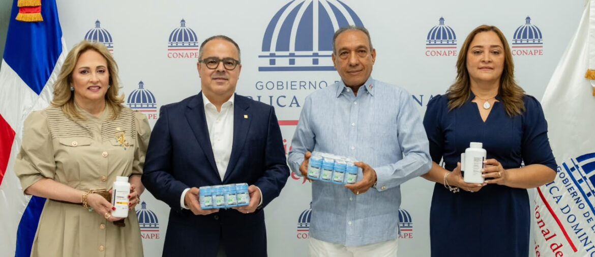 Representantes de Sanar una Nación entregan alimentos y tratamientos médicos al CONAPE para beneficiar adultos mayores.