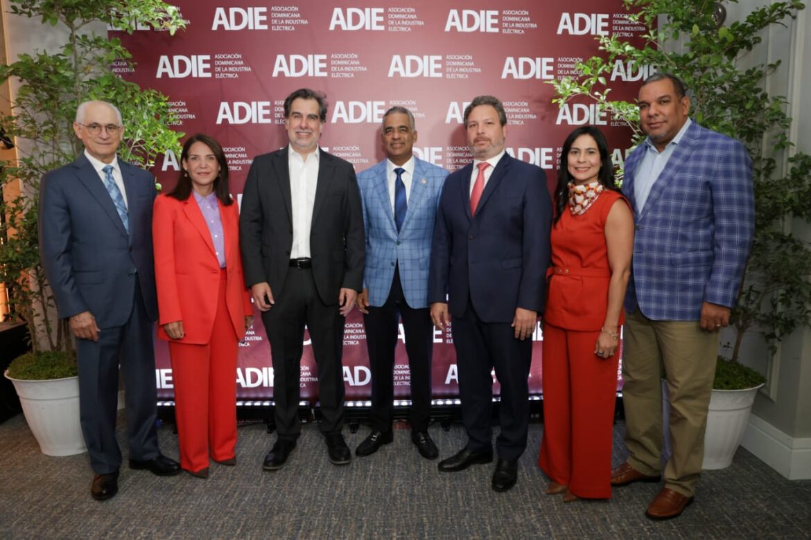 Representantes de ADIE durante conversatorio sobre resiliencia del sistema eléctrico y cambio climático.