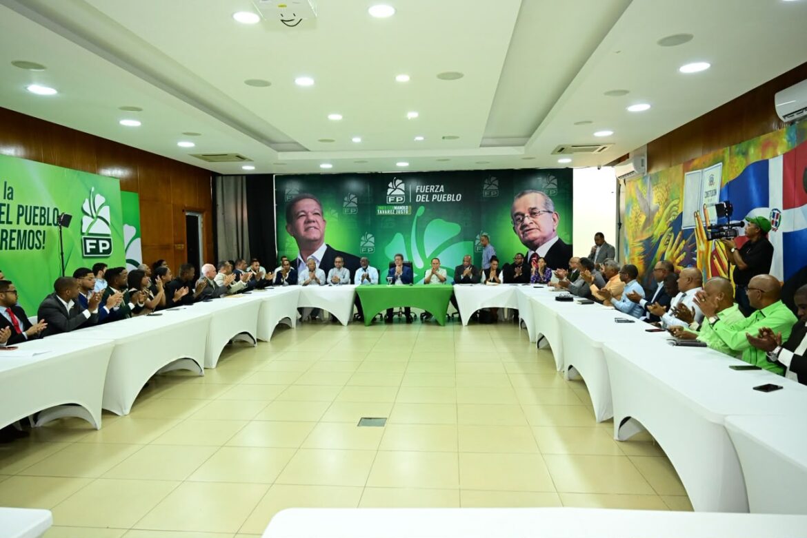 Leonel Fernández juramenta nuevos miembros de Fuerza del Pueblo en acto político