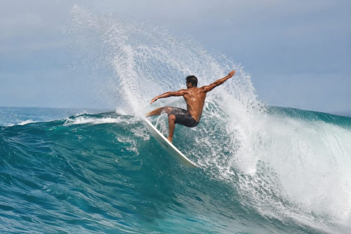 Surfistas en Playa Encuentro con dunas protegidas en Cabarete