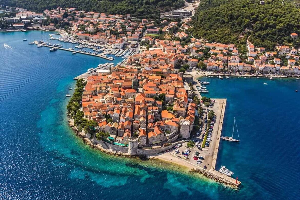 Casco medieval de Korčula con murallas junto al mar Adriático
