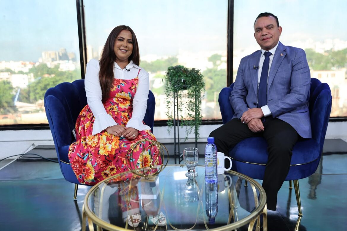 Elbania Flores presentando programa de salud en televisión