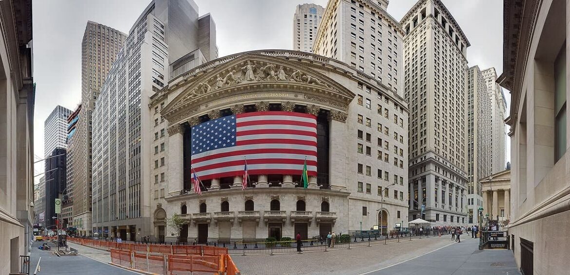 Wall Street sube tras débil dato de empleo en Estados Unidos