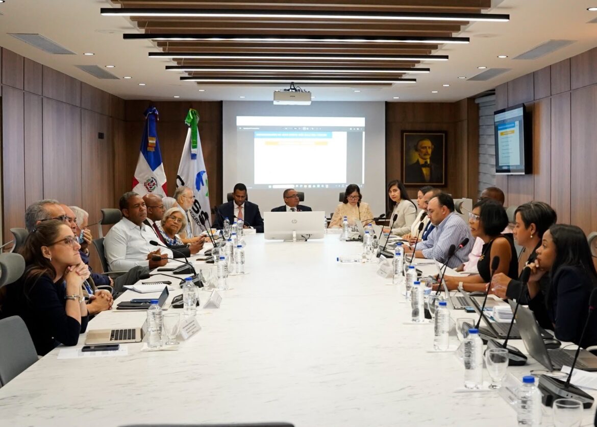reunión del CNSS evaluando fondo de medicamentos de alto costo