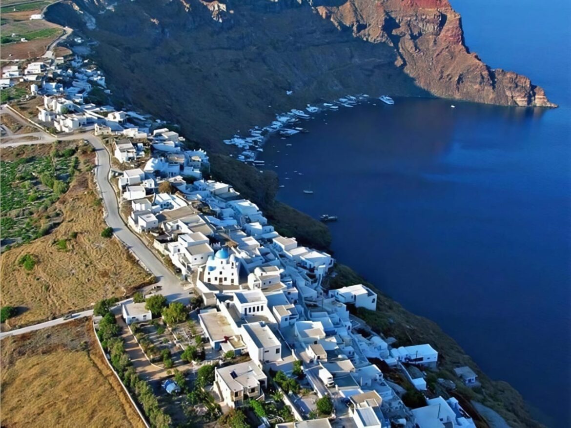 Therasia, isla volcánica vecina de Santorini con casas tradicionales y vistas a la caldera