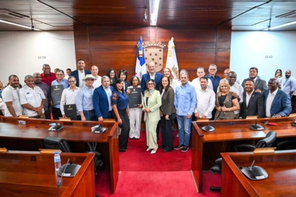 Ayuntamiento de Santiago reconoce a nueve médicos graduados de la UASD en 1982