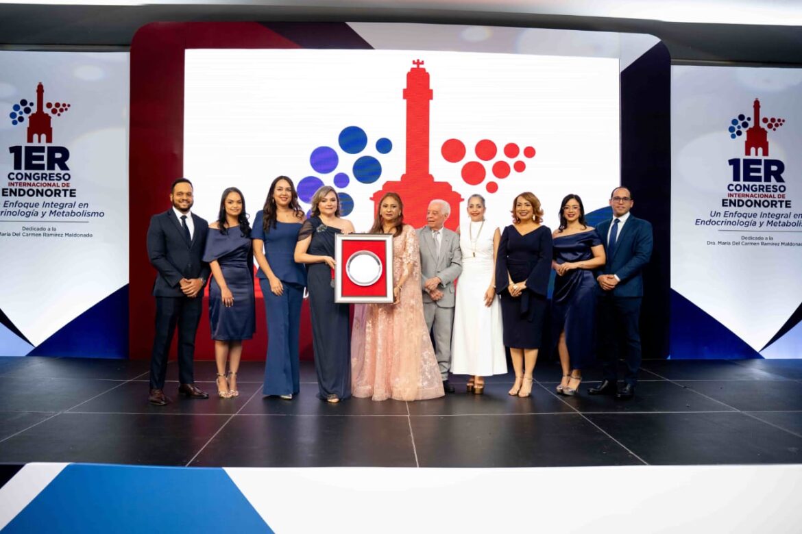Médicos participando en congreso internacional de endocrinología en Santiago