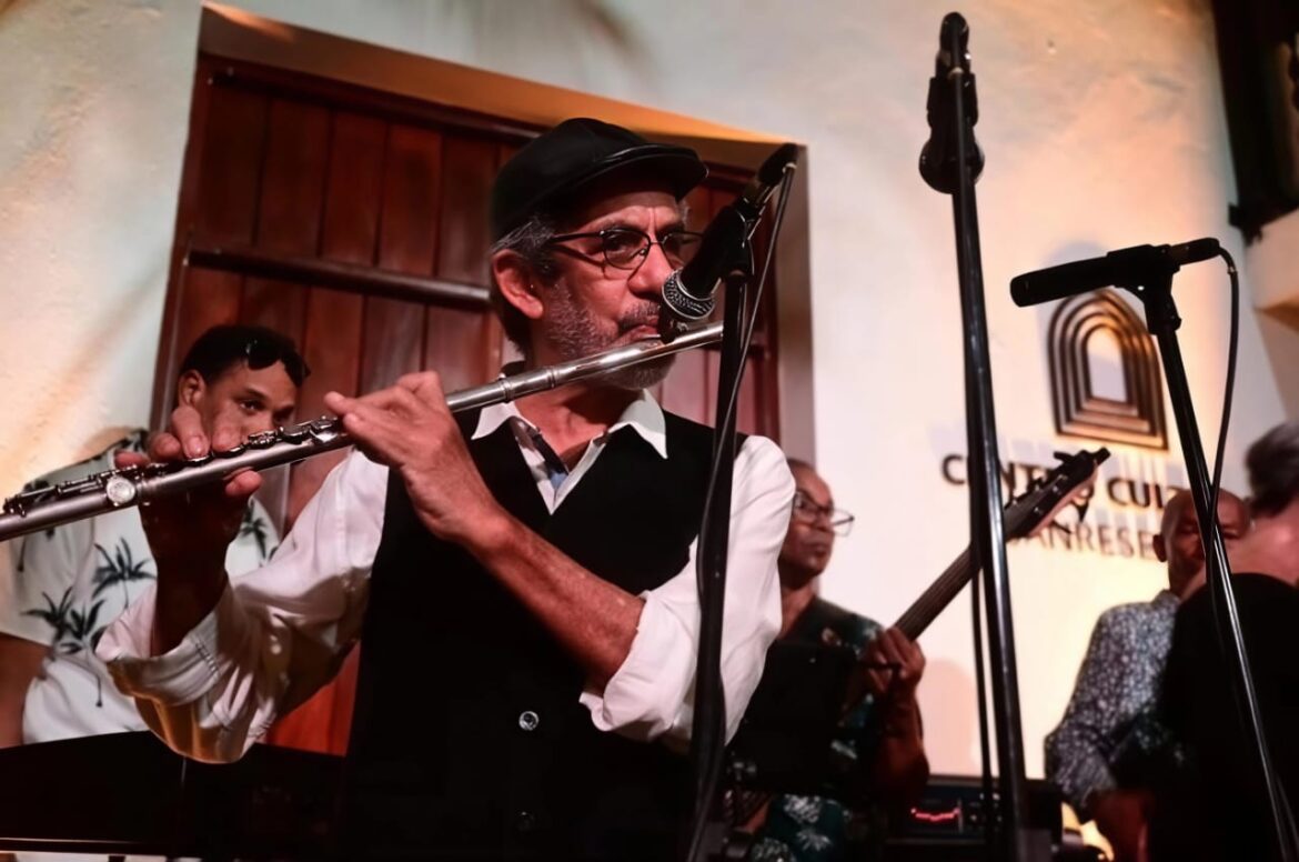 músicos interpretando son dominicano en homenaje cultural Banreservas