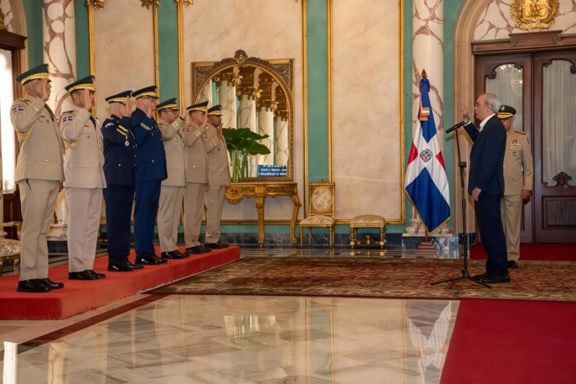 Luis Abinader juramenta mandos militares en el Palacio Nacional