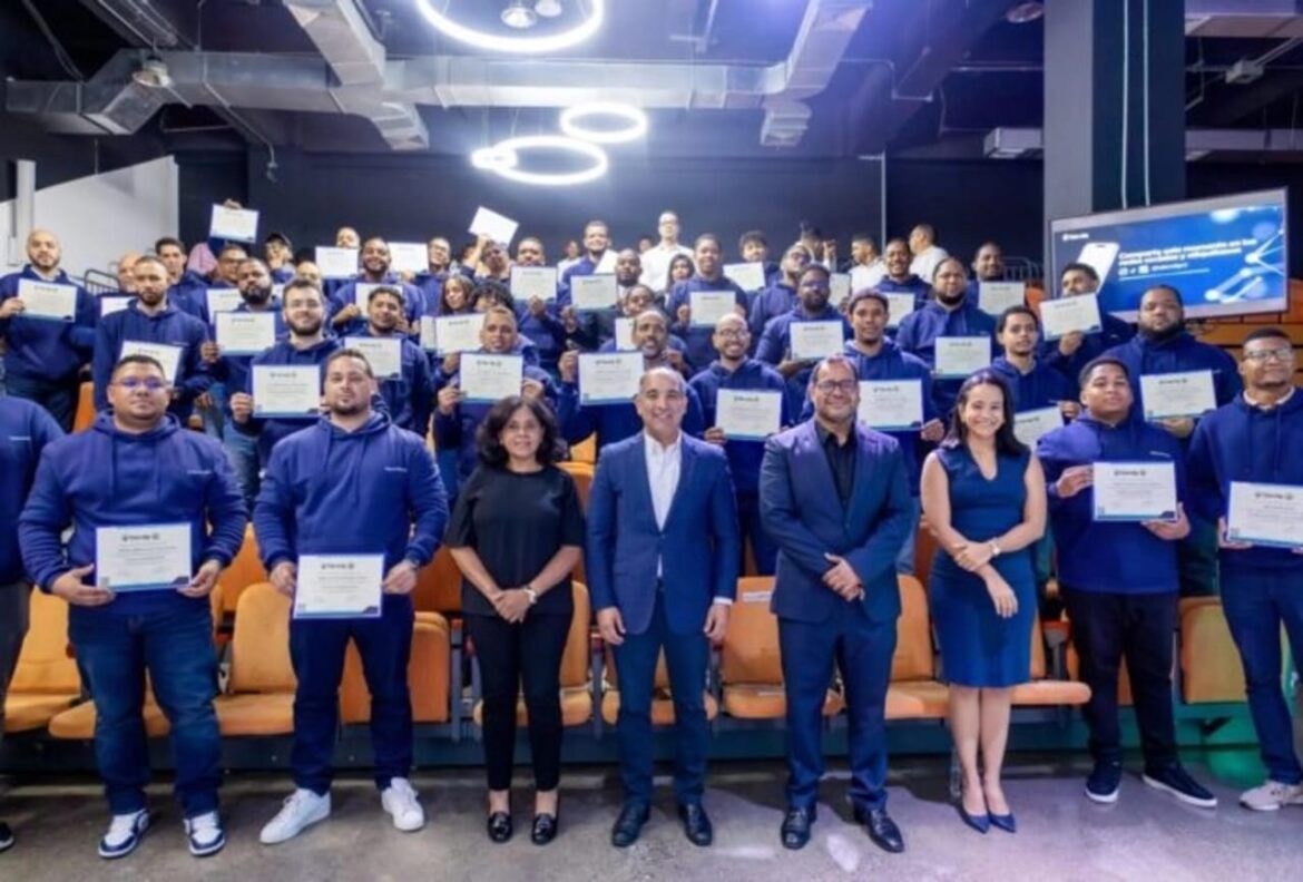 Graduación de estudiantes tecnológicos de Talendig en Santo Domingo