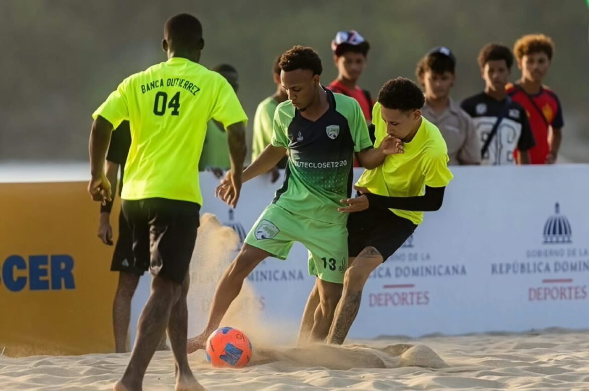 Sosúa FC y Atlántico FC compitiendo en fútbol playa en Puerto Plata 2026