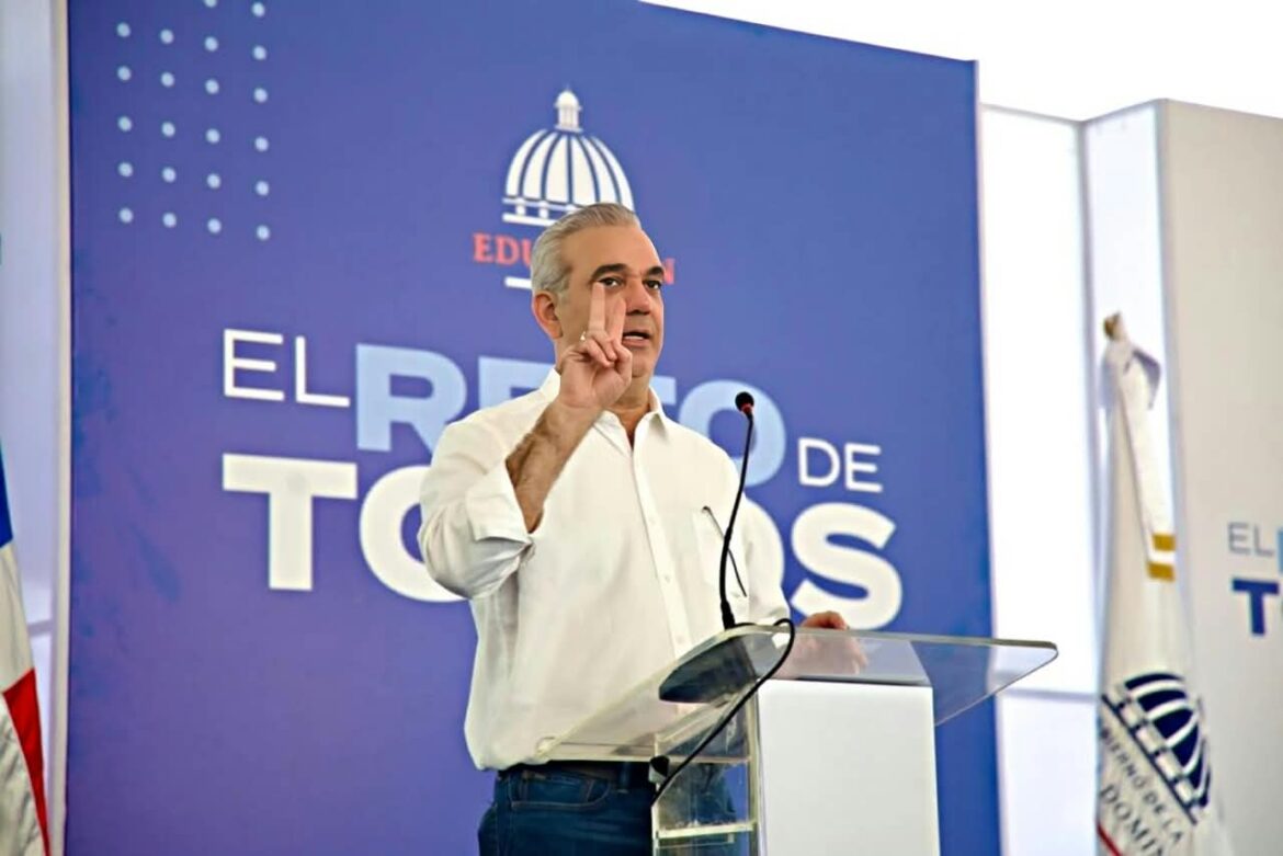 Presidente Luis Abinader inaugura techado escolar en Jimaní con estudiantes