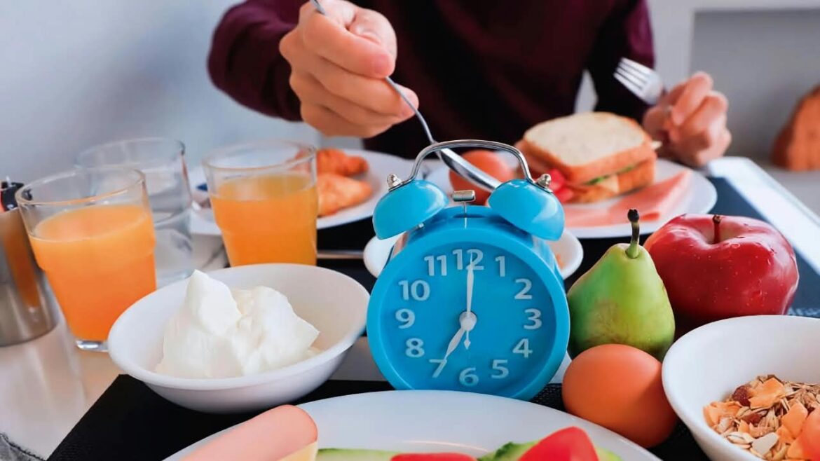 Personas desayunando y cenando en distintos horarios asociados a estudio cardiovascular