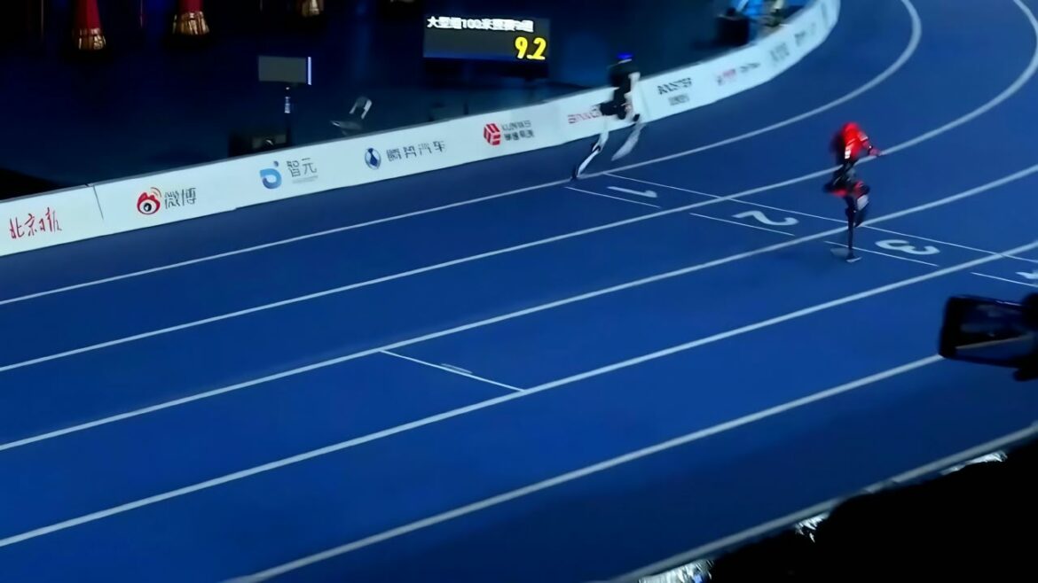 Robot humanoide corriendo 100 metros en pista de atletismo en Beijing durante competencia tecnológica.