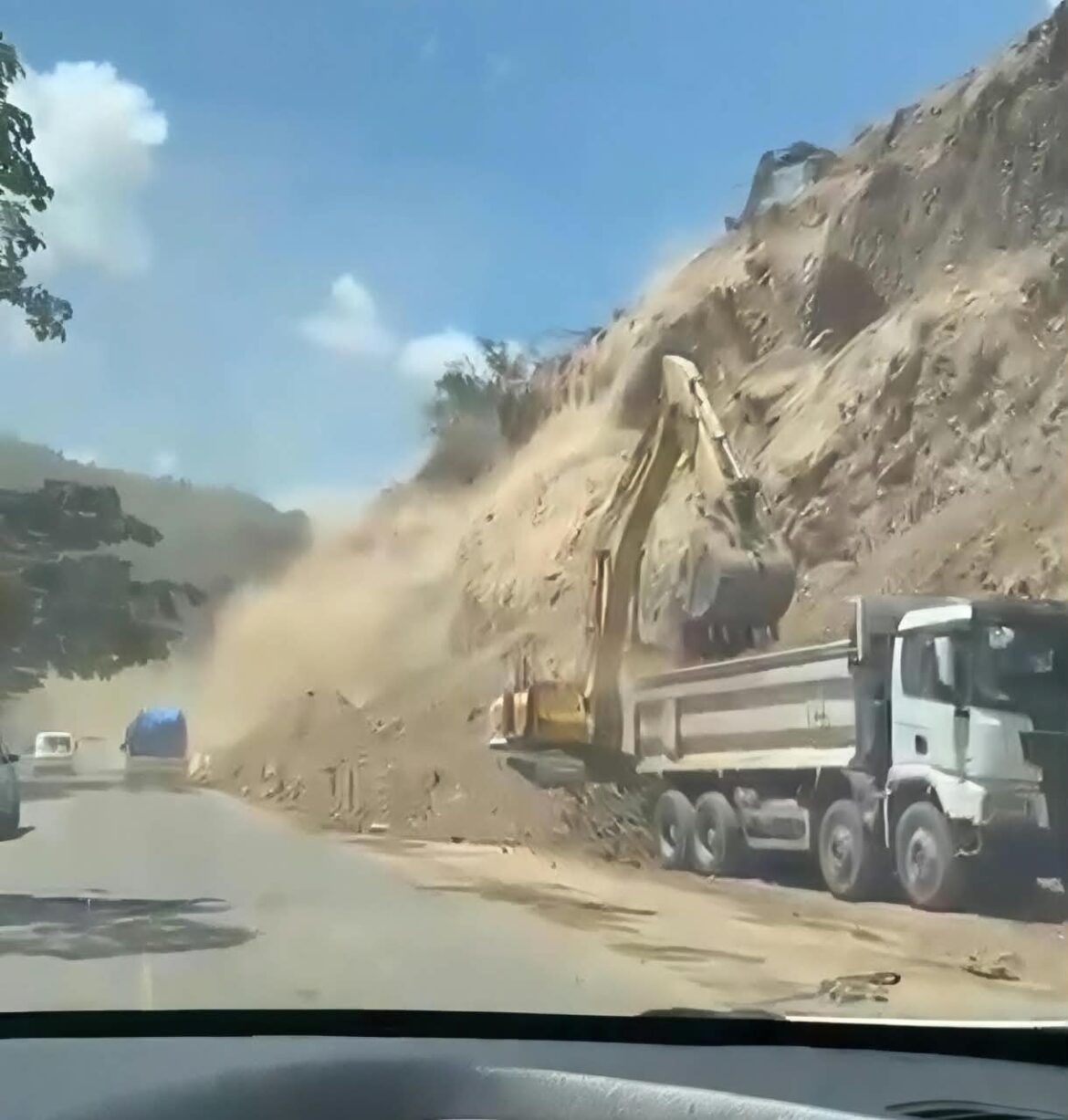 Derrumbe en carretera Jarabacoa La Vega con rocas sobre la vía