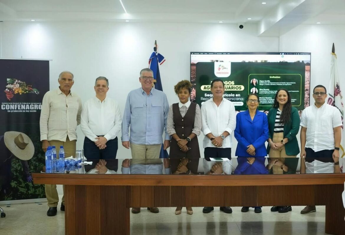 Productor agrícola en campo seco afectado por sequía en República Dominicana