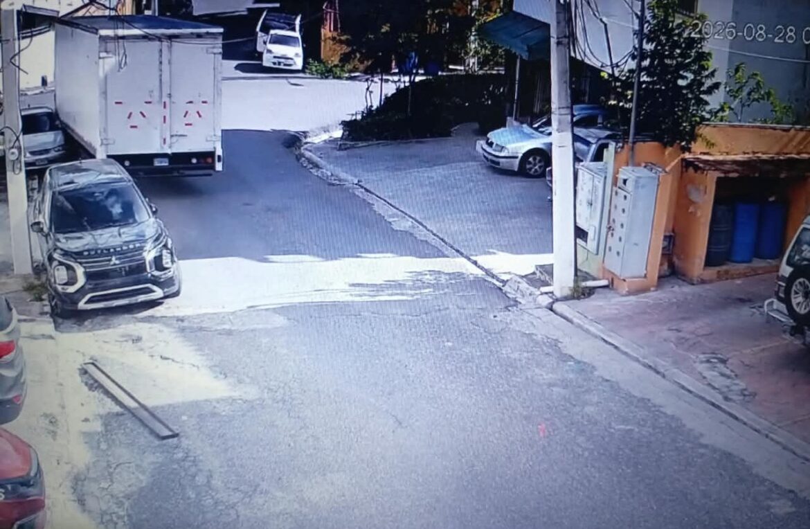 Camión de mudanzas tras colisión con vehículos estacionados en Villa Aura