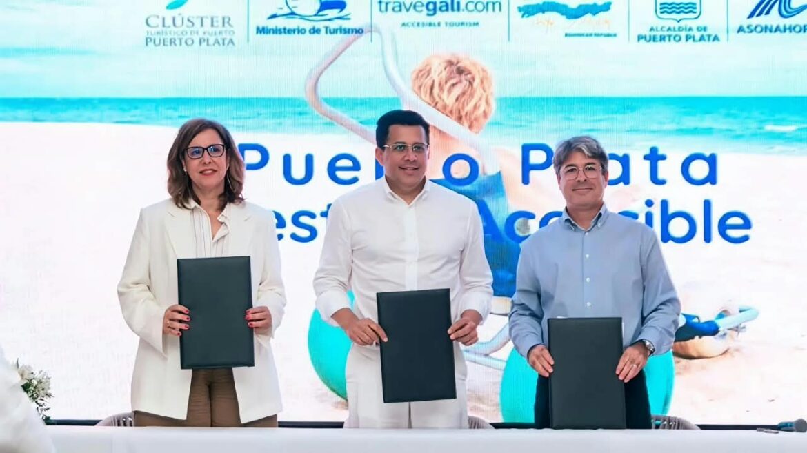 Firma del convenio Puerto Plata Destino Accesible con autoridades y sector turístico
