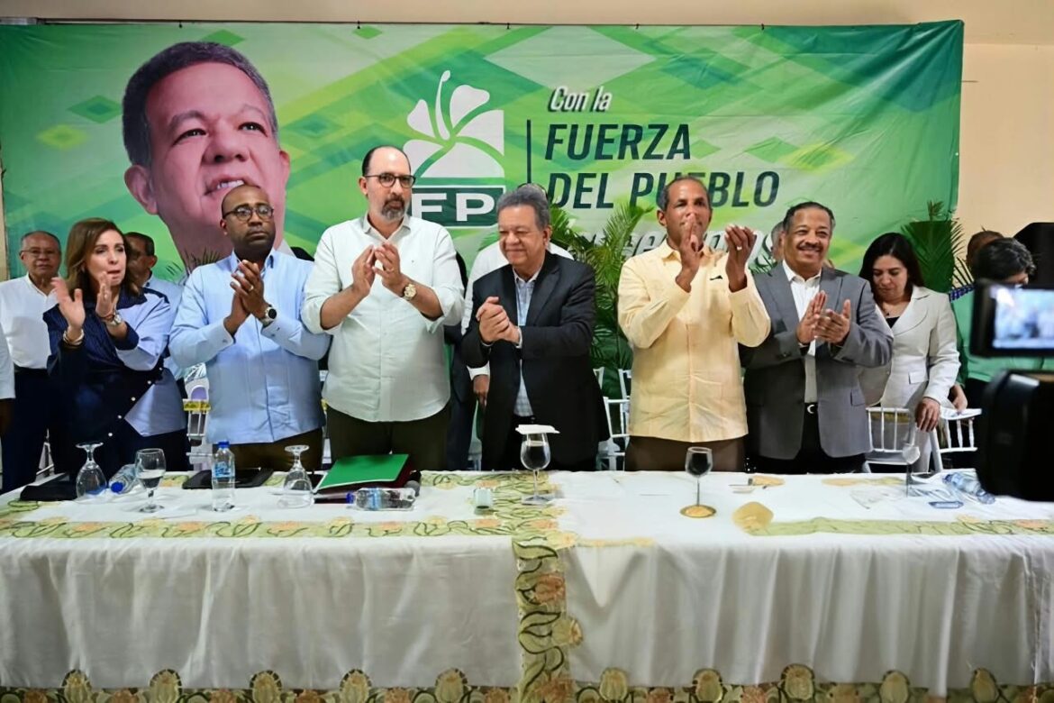Leonel Fernández en asamblea de Fuerza del Pueblo con dirigentes provinciales