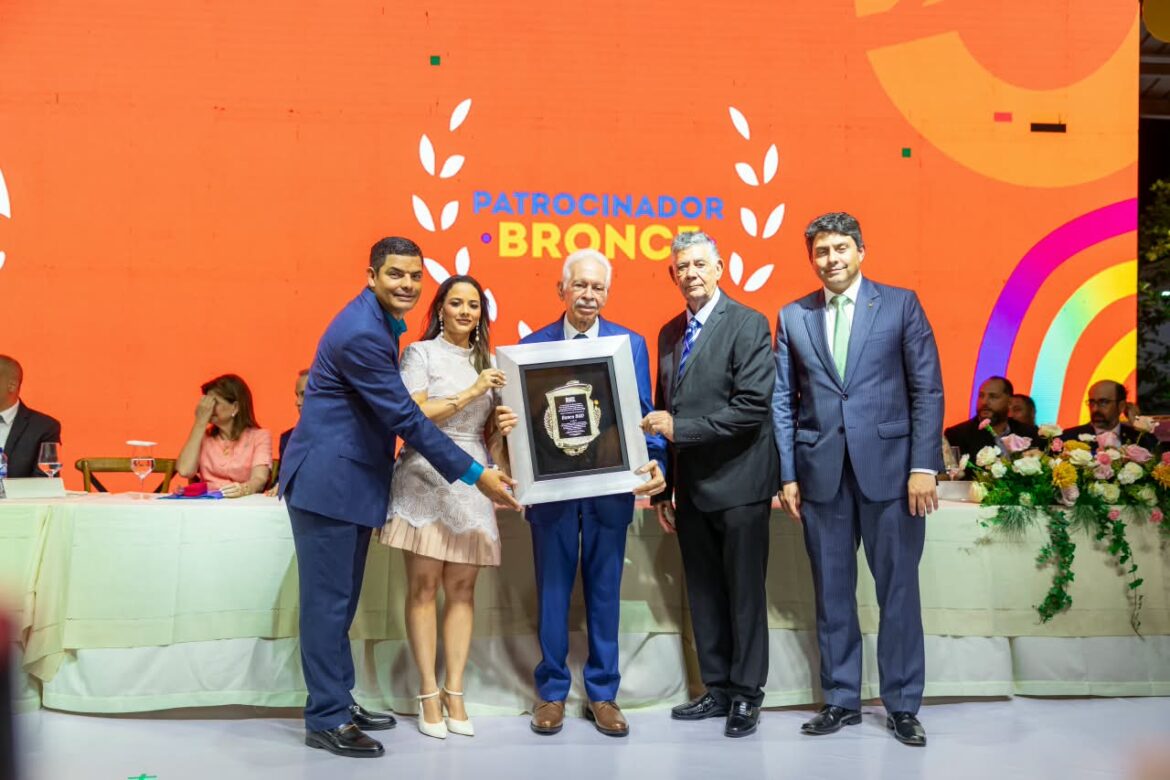 Luis Molina Achécar recibe reconocimiento en Expo Mayorista 2026 Duarte