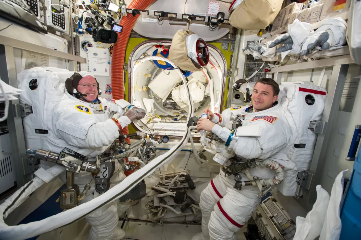 Astronauta en microgravedad dentro de la Estación Espacial Internacional