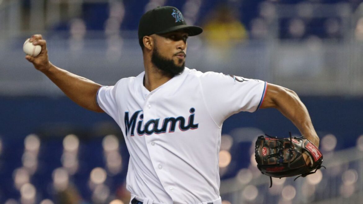 Sandy Alcántara lanzando con Marlins ante Angelinos