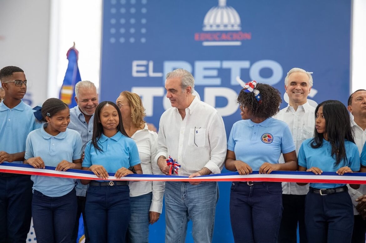 Abinader entrega obras educativas en San Cristóbal
