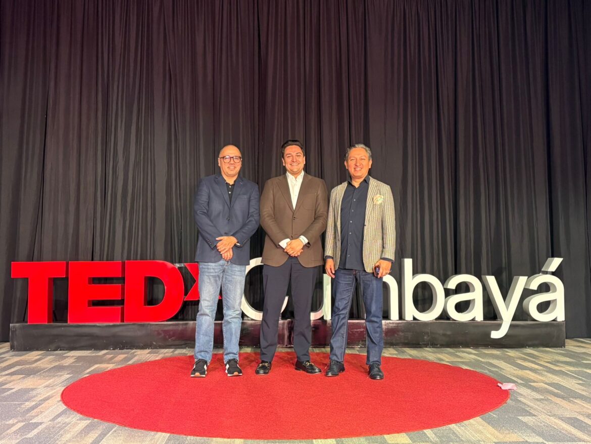 Chris Corcino durante charla sobre inteligencia artificial en educación en TEDx Cumbayá