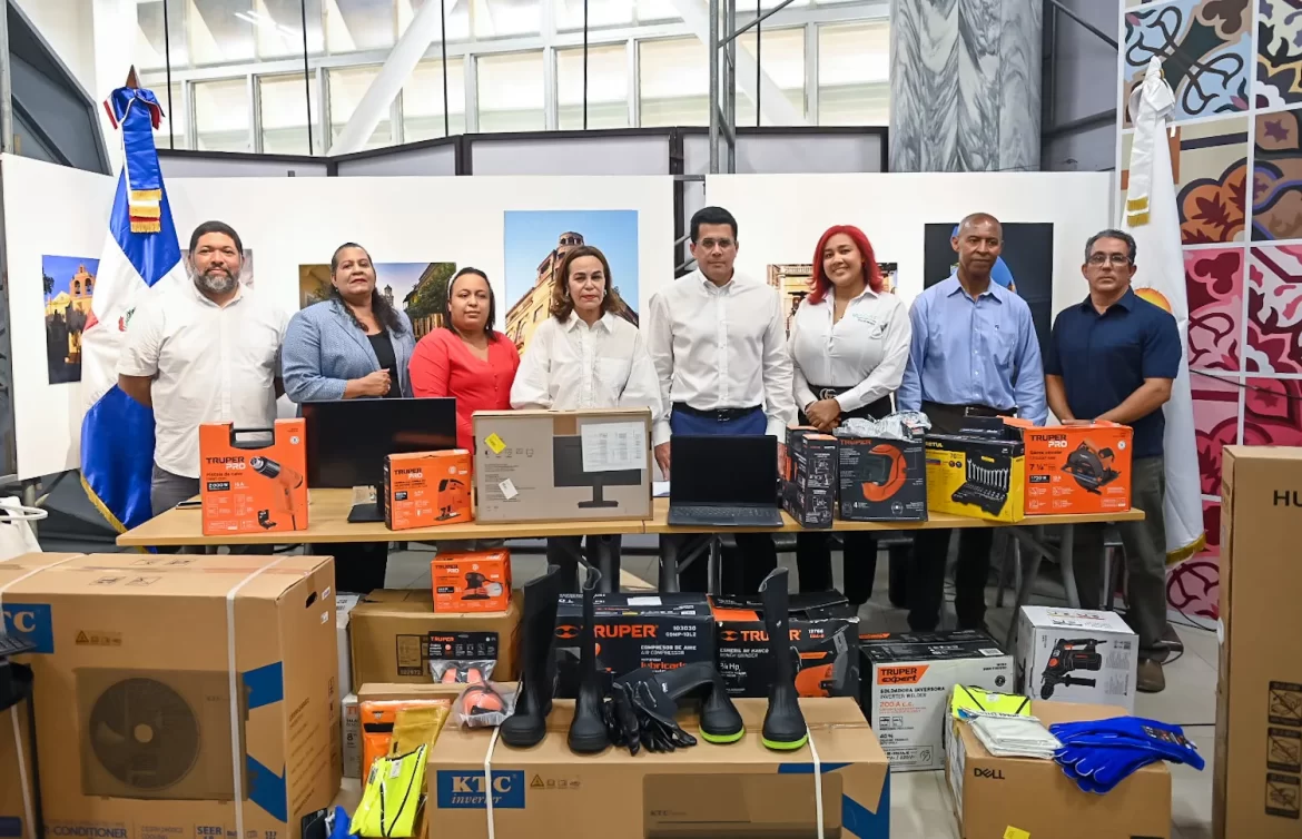 Entrega de equipos tecnológicos a escuelas técnicas en Ciudad Colonial